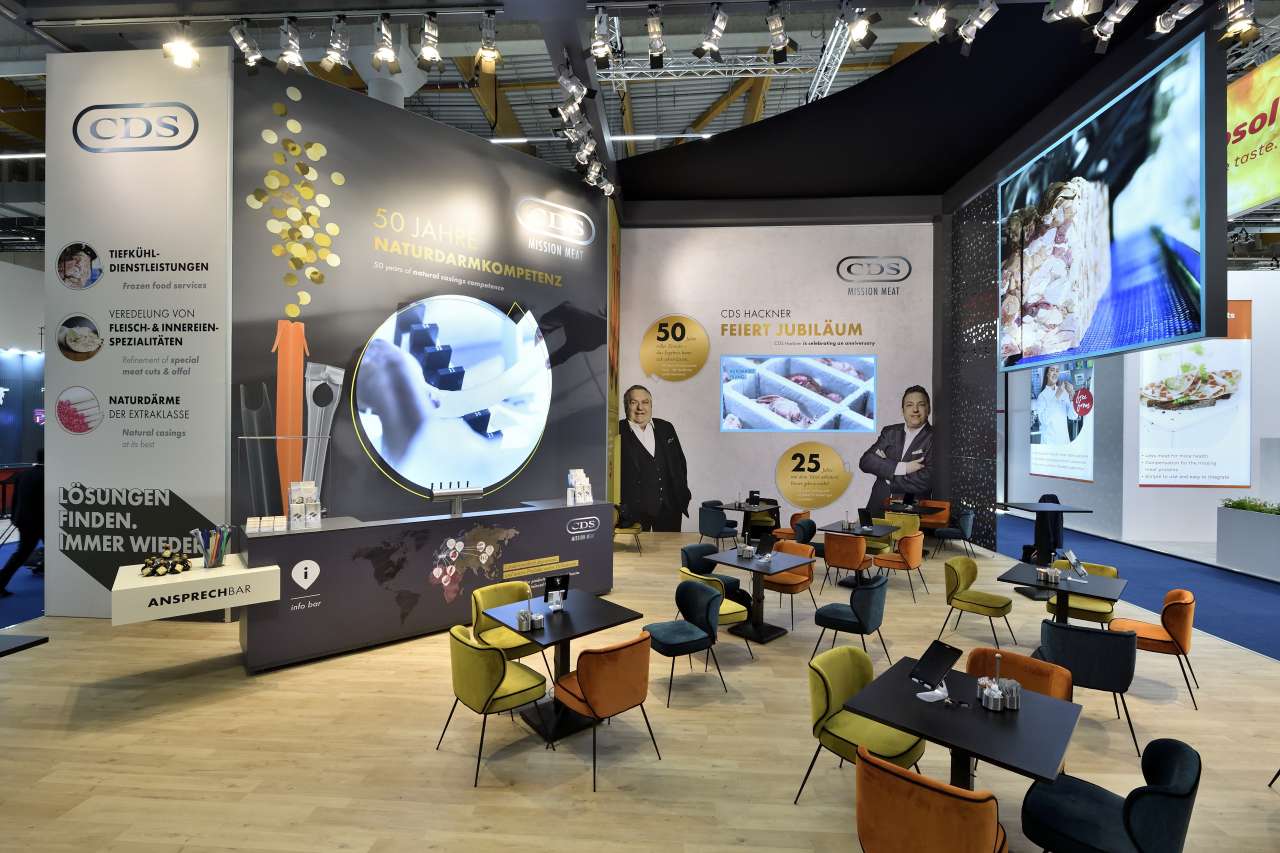 Moderner Messestand mit Lounge von CDS Hackner auf der IFFA 2022.